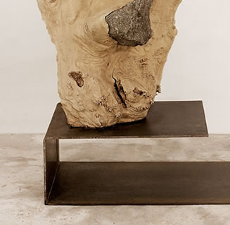 Ymir | Eschenwurzel und Stahl H. 160 cm B. 180 cm T. 55 cm  | Als er von der Milch der Urkuh getrunken hatte, schlief er ein. Aus seinem Schweiß unter dem linken Arm entwuchsen ihm Sohn und Tochter. Mit seinen Füßen erzeugte er einen sechsköpfigen Sohn.
In diesem Kunstwerk erwacht Ymir, der Riese aus der nordischen Mythologie, der als erstes Lebewesen gilt, in einer neuen Form zum Leben...